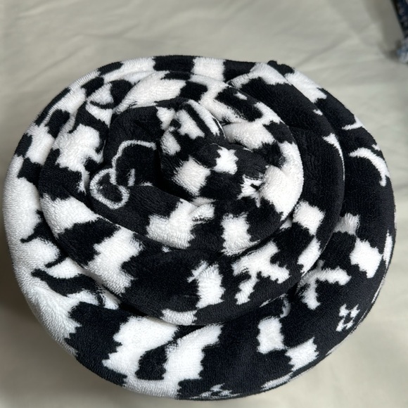 Victoria’s Secret PINK Sherpa Blanket Black White Peace Dogs 50in. x 60in. NWT! - Picture 2 of 4